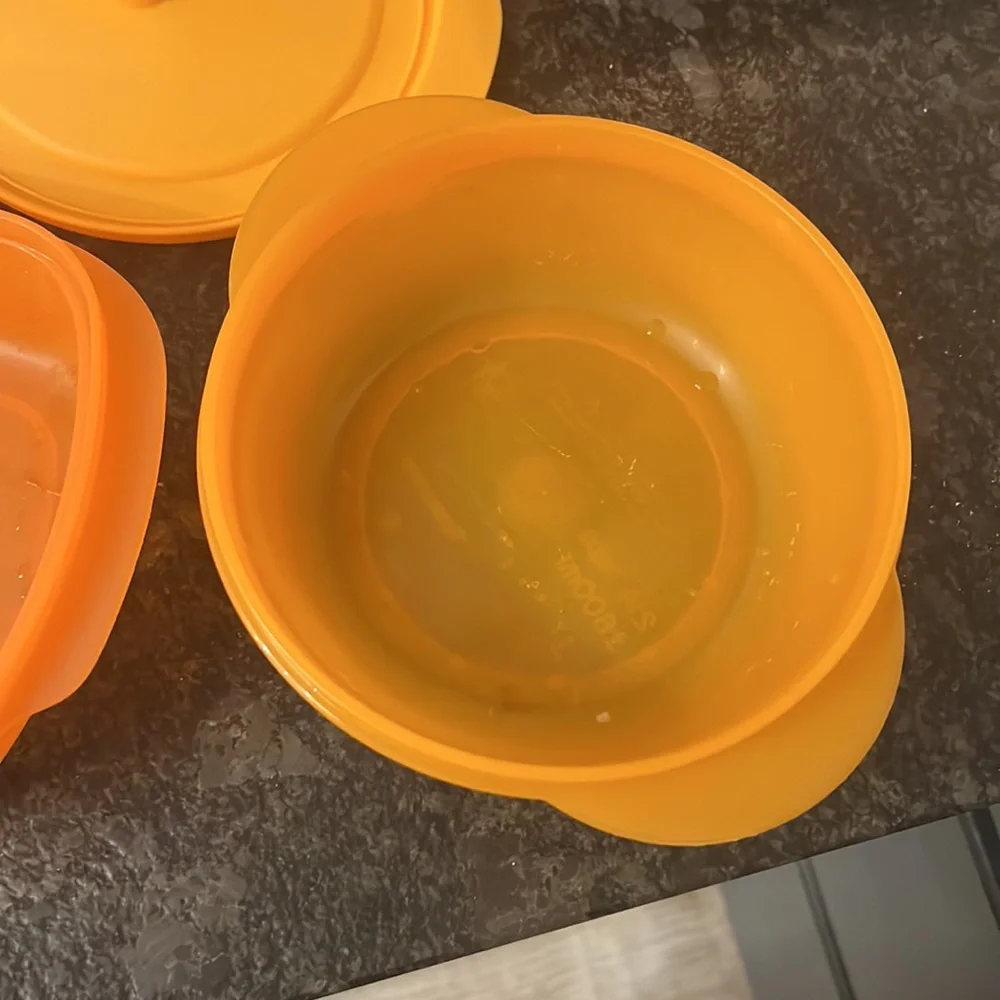 Set of 2 orange vintage microwaveable bowls by Tupperware. Vented cover..